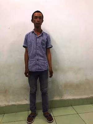 TPHCM: Kinh hoang "kho vu khi" cua 2 tai xe GrabBike mac ao giap-Hinh-2