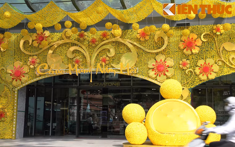 Những cánh hoa mai vàng rực biểu trưng của vùng đất phương Nam được trang trí tại một trung tâm thương mại.