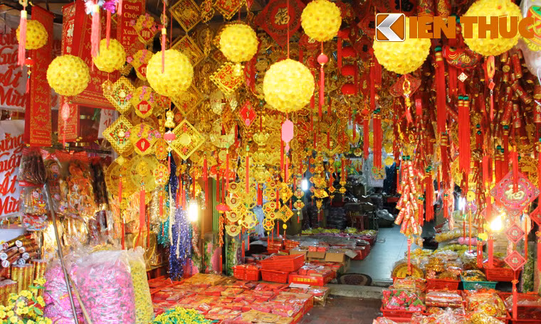 Đặc biệt là tại khu mua bán sỉ hàng về các tỉnh ở những tuyến đường như Trần Hưng Đạo, Hải Thượng Lãng Ông, Nguyễn Trãi (quận 5), những ngày qua không khí buôn bán hàng Tết đã vào cao điểm.