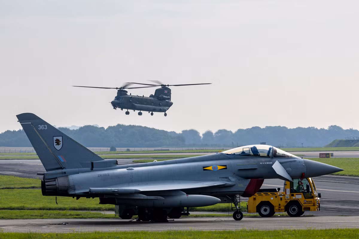 Theo nguồn tin của Times, chính phủ Anh đang thảo luận về khả năng thực hiện nhiệm vụ tuần tra trên không phận Ukraine thông qua các máy bay chiến đấu Typhoon từ các căn cứ ở Ba Lan. Đây được coi là giải pháp thay thế cho việc bố trí một số lượng lớn bộ binh ở vùng chiến tuyến và sẽ cần sự đồng ý của Moscow.