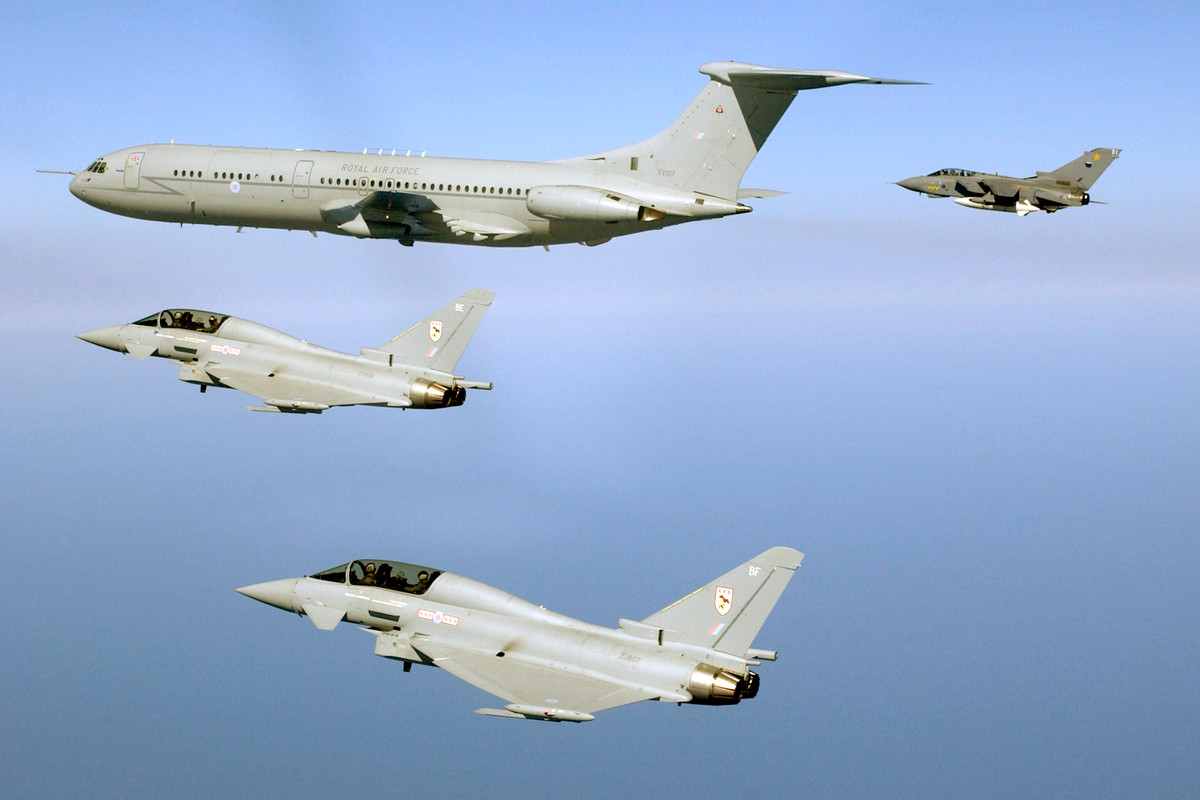 Theo tờ Times, tiêm kích Typhoon của Anh có thể giúp duy trì hòa bình ở Ukraine nếu Nga từ chối cho phép NATO hoặc các châu Âu đưa quân vào Ukraine. Nhưng cũng cho rằng mục tiêu này sẽ không dễ dàng đạt được nếu Nga duy trì các khu vực hạn chế bay và vùng phòng không ở Ukraine.