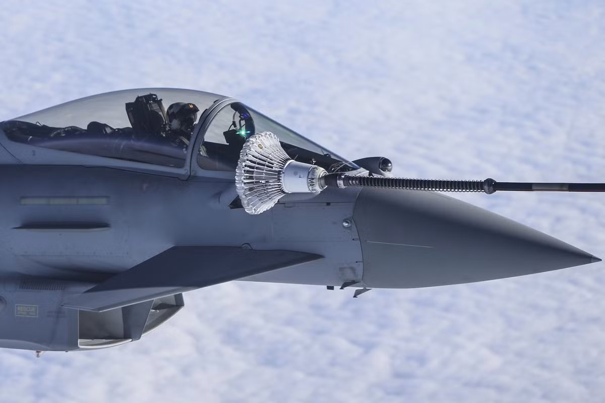 Còn Tổng thống Ukraine Volodymyr Zelenksy gợi ý rằng cần ít nhất 200.000 quân NATO để đảm bảo an ninh đầy đủ cho nước này nếu các bên đạt được một thỏa thuận ngừng bắn. Tuy nhiên, các đồng minh NATO châu Âu được cho là đang cân nhắc một lực lượng có quy mô nhỏ hơn nhiều.