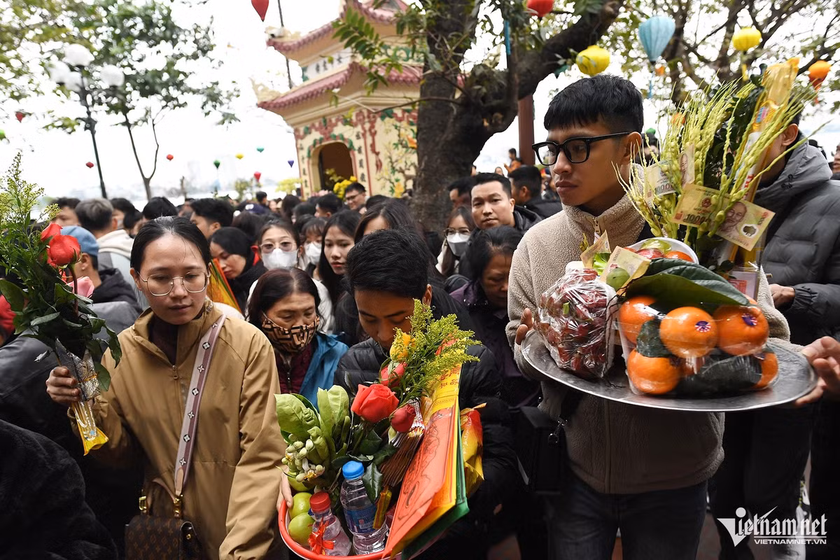Phu Tay Ho dong nghet nguoi ngay dau di lam sau Tet-Hinh-5