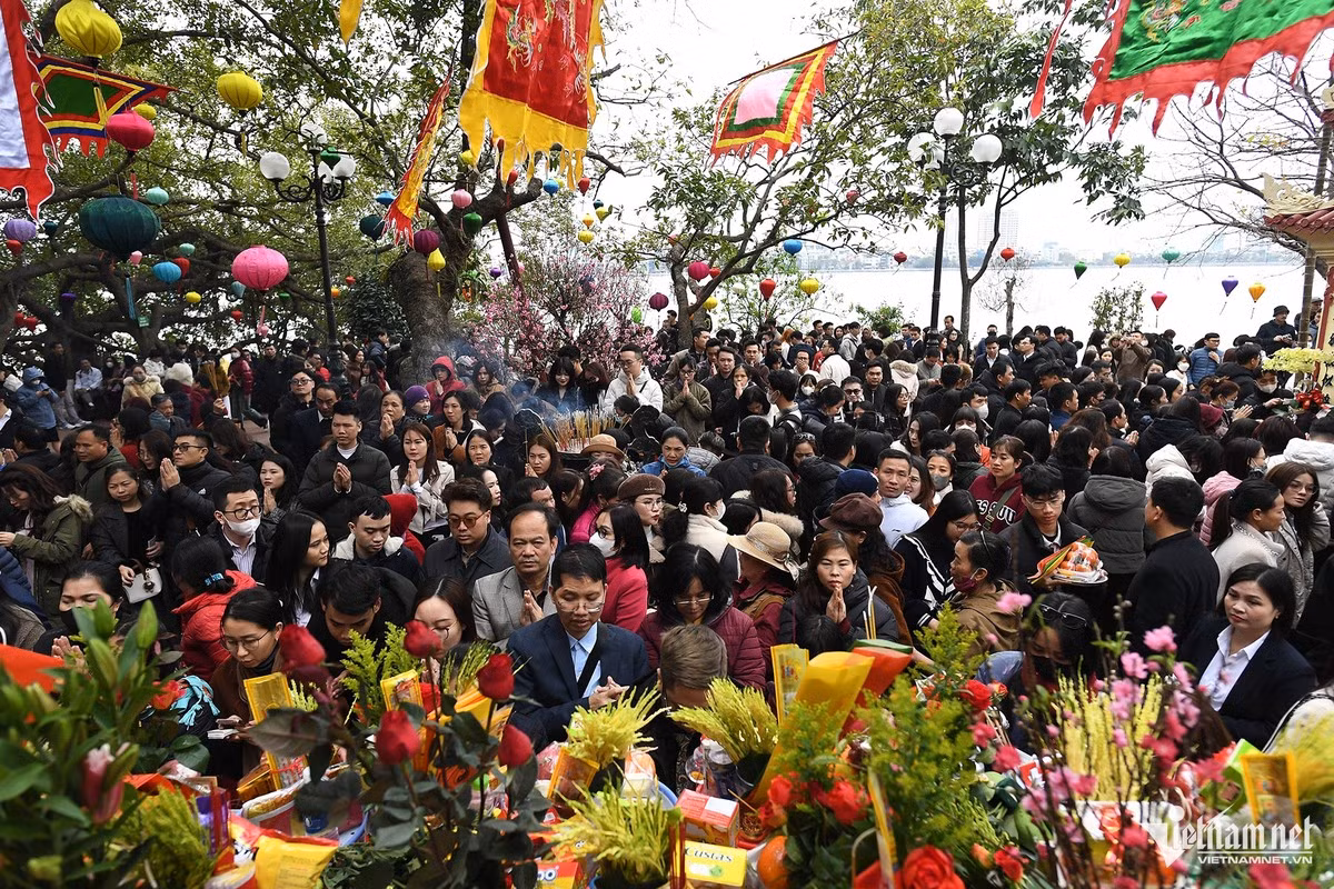 Phu Tay Ho dong nghet nguoi ngay dau di lam sau Tet-Hinh-2