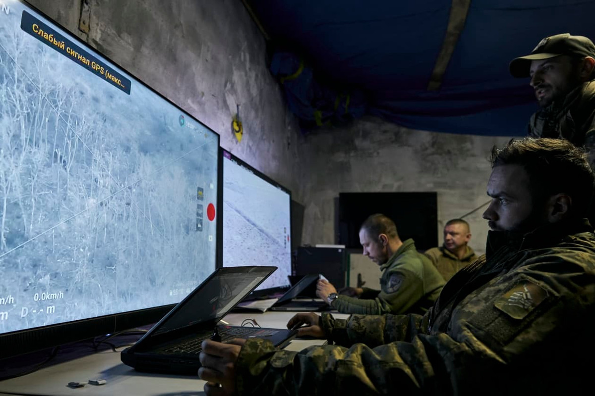 Ngay sau bài viết của Reuters, CEO SpaceX, Elon Musk đã bác bỏ thông tin Mỹ đã cảnh báo ngừng cung cấp mạng internet vệ tinh Starlink cho Ukraine trừ khi Kiev đồng ý với một thỏa thuận về khoáng sản.