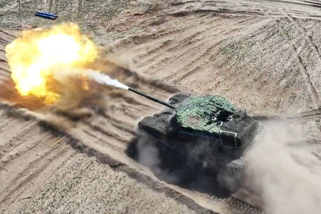 Ngoài ra, xe còn được trang bị động cơ V-92S2F hiện đại hóa, kết hợp hộp số tự động, mang lại khả năng cơ động tốt hơn trên nhiều địa hình khác nhau, bao gồm cả môi trường đô thị phức tạp và các khu vực sa mạc đặc trưng của Trung Đông.