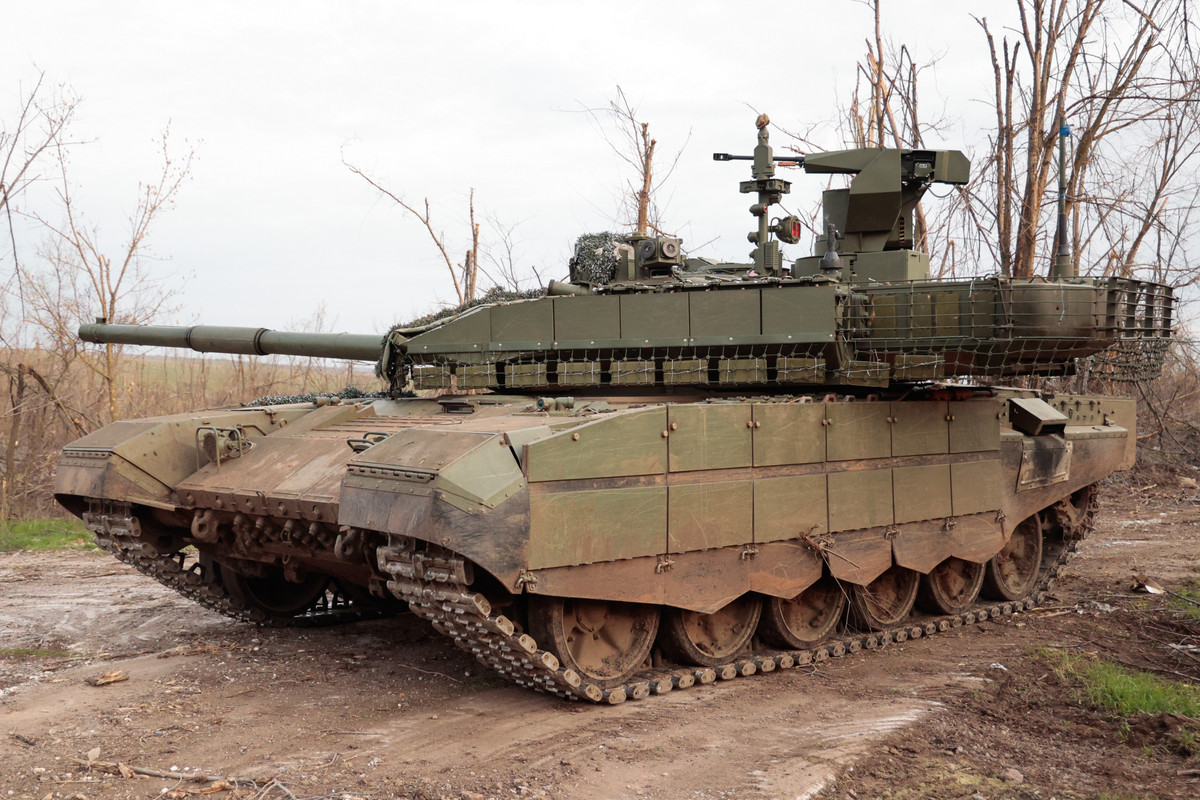 Một trong điểm đáng chú ý nhất của phiên bản xuất khẩu này là khả năng bảo vệ. Xe tăng được trang bị hệ thống bảo vệ mô-đun Relikt, bao phủ cả thân xe và tháp pháo. So với các phiên bản cũ, lớp bảo vệ mới mang lại khả năng chống đạn nổ lõm và đạn động năng tốt hơn đáng kể.