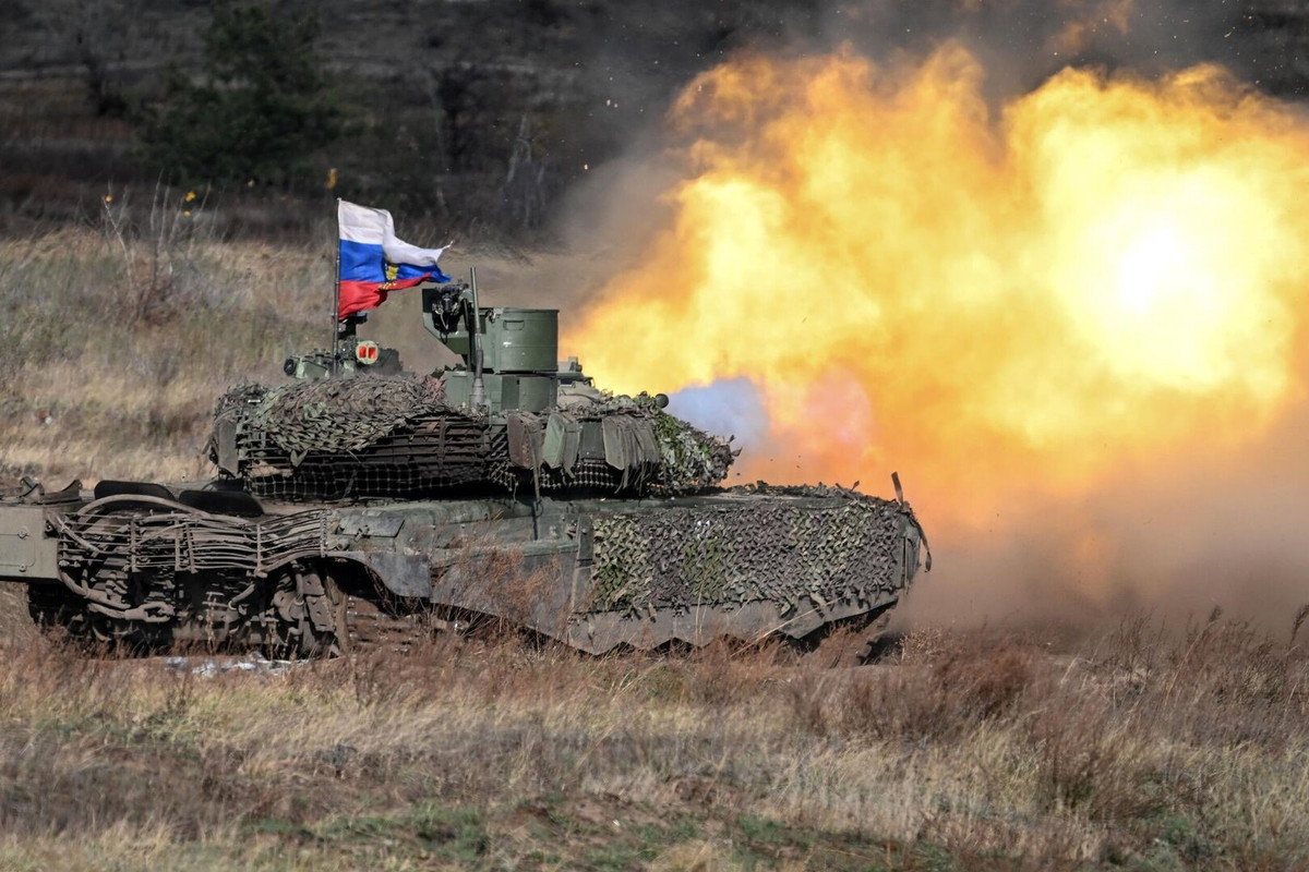 Hệ thống giáp phiến trên tháp pháo được thiết kế để chống lại tên lửa chống tăng tấn công đột nóc hoặc máy bay không người lái (UAV) sử dụng thuốc nổ định hình, giúp tăng đáng kể khả năng sống sót trên chiến trường trước các mối đe dọa hiện đại.