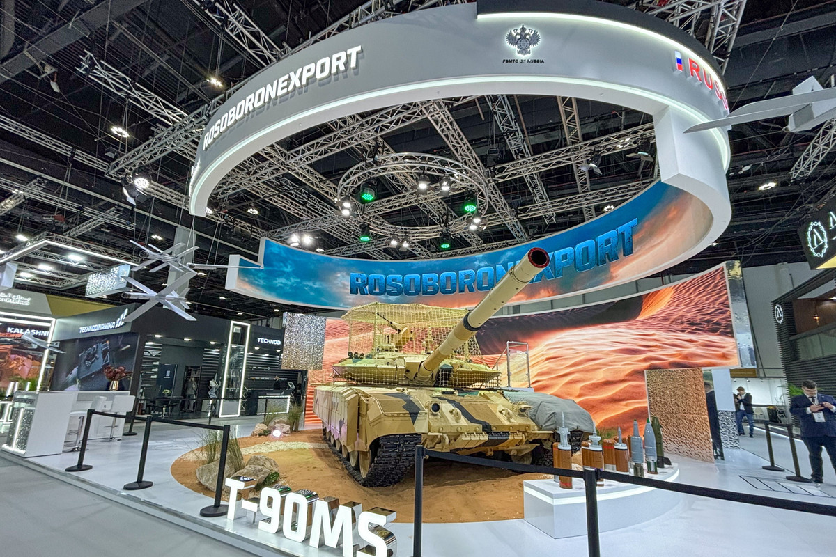 Một trong những điểm nổi bật của chiếc T-90MS là được trang bị thêm các tấm giáp, giáp lưới phụ nhằm chống lại máy bay không người lái góc nhìn thứ nhất (UAV FPV).