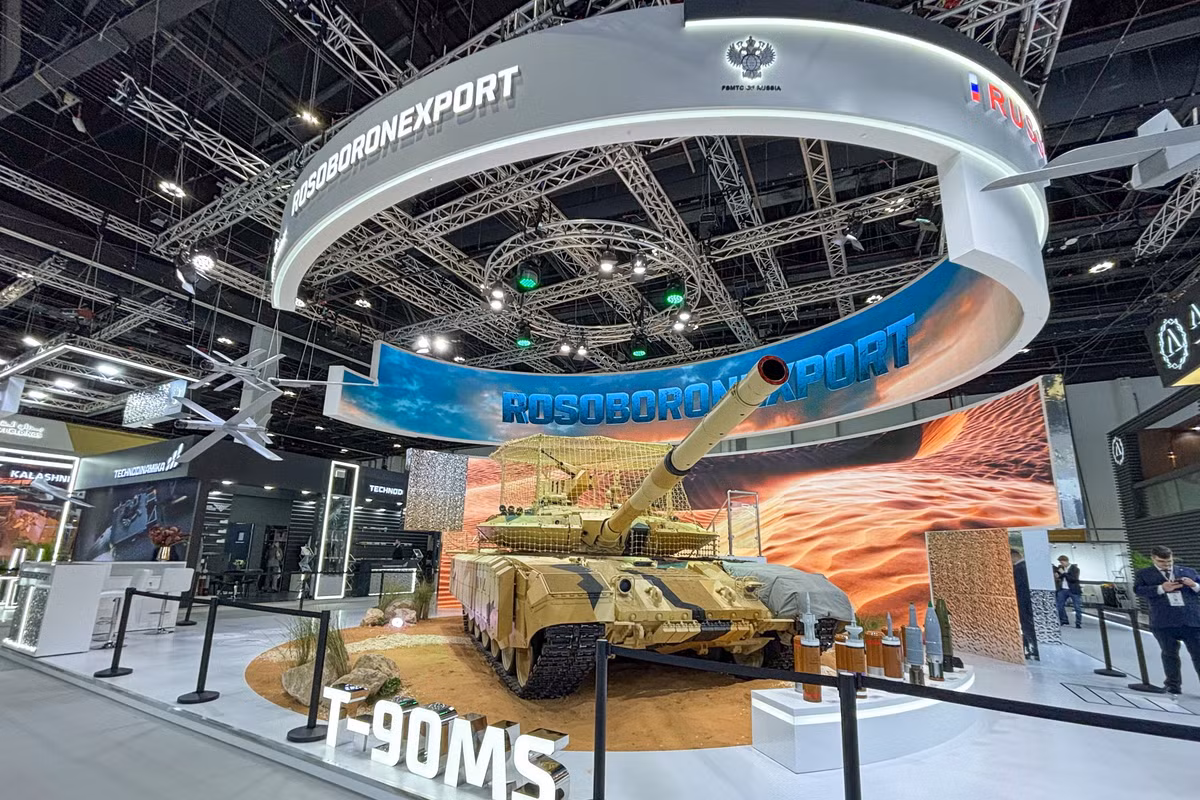 Một trong những điểm nổi bật của chiếc T-90MS là được trang bị thêm các tấm giáp, giáp lưới phụ nhằm chống lại máy bay không người lái góc nhìn thứ nhất (UAV FPV).