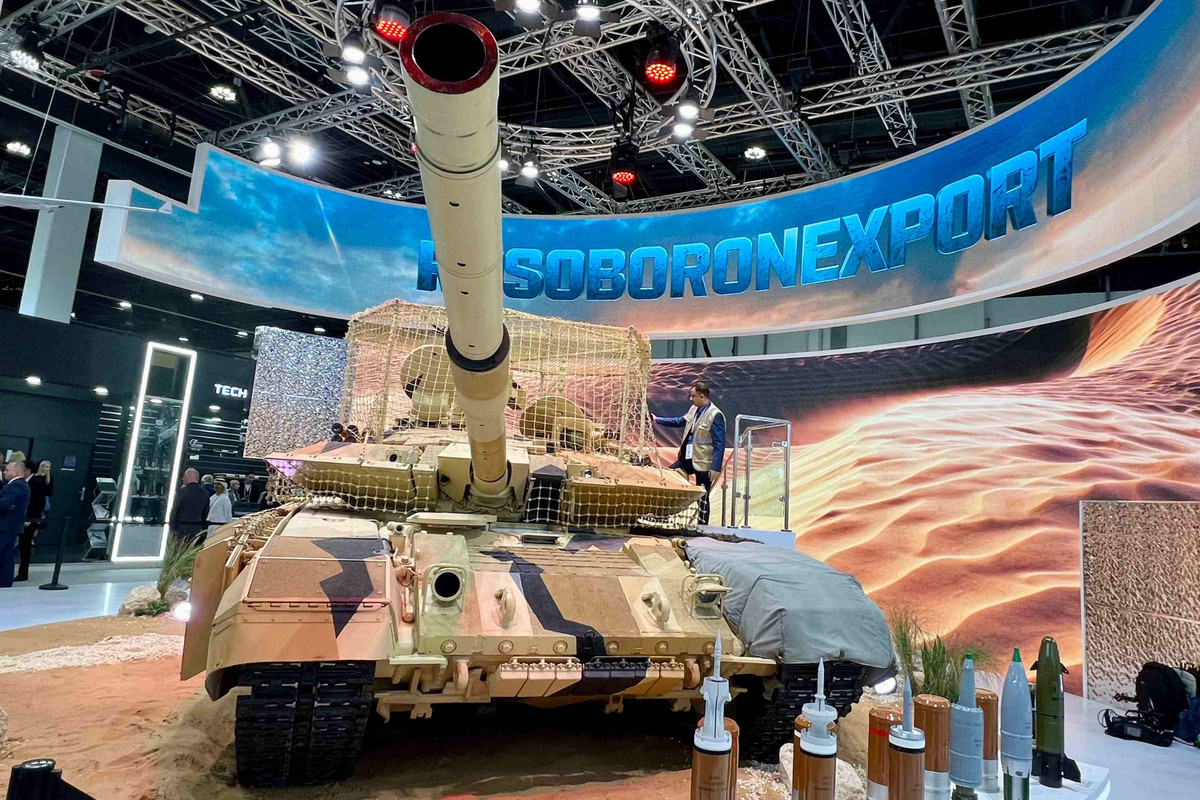 Trả lời phỏng vấn bên thềm triển lãm quốc phòng quốc tế IDEX 2025 ở UAE, đại diện Tập đoàn Uralvagonzavod cho biết công ty này có kế hoạch tích hợp máy bay không người lái với các dòng xe tăng chiến đấu chủ lực.