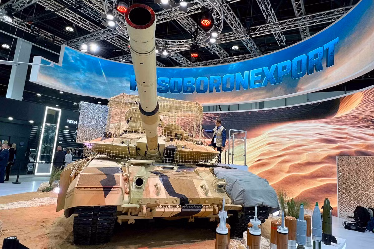 Trả lời phỏng vấn bên thềm triển lãm quốc phòng quốc tế IDEX 2025 ở UAE, đại diện Tập đoàn Uralvagonzavod cho biết công ty này có kế hoạch tích hợp máy bay không người lái với các dòng xe tăng chiến đấu chủ lực.