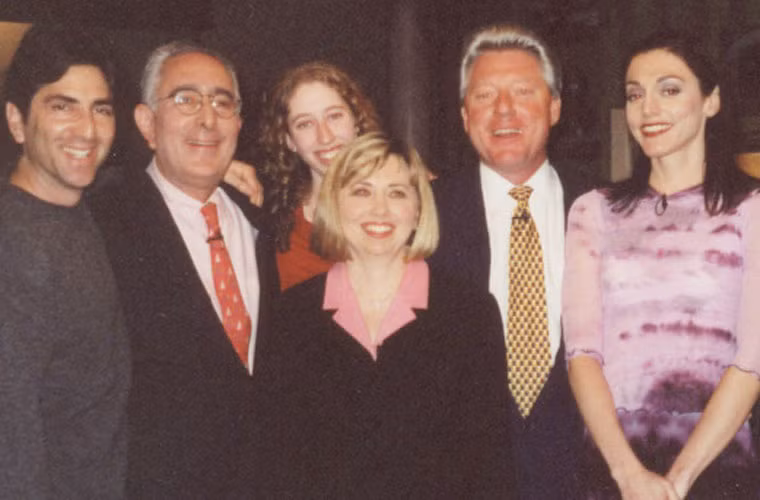 Chính điều đó đã thúc đẩy người phụ nữ này đã từ bỏ công việc trong ngành quảng cáo để quyết định đóng giả bà Hillary Clinton toàn thời gian. Ảnh: "Bản sao" Hillary Clinton chụp ảnh cùng các diễn viên đóng thế người nổi tiếng.