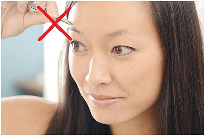 2. Đuôi lông mày lộn xộn, mắt lác: Người có tướng lông mày mà phần đuôi phân tán lộn xộn, chứng tỏ tính cách kỳ quái, dễ bị kích động, làm việc cảm tính, thiếu lý trí. Hơn thế, đặc điểm này được coi là khó tụ tài, làm bao nhiêu tiêu bấy nhiêu, tài lộc đến rồi lại đi, cuối cùng tay trắng hoàn tay trắng. Nếu có thêm đặc điểm mắt lác hoặc ánh nhìn thâm hiểm, chứng tỏ đây là tướng mặt người gian xảo, không đáng tin cậy. Họ có thể tiết lộ bí mật đời tư của bất kỳ ai để có lợi cho mình. Khi làm việc, hợp tác, kết bạn với người này, bạn cần hết sức thận trọng, tránh trở thành nạn nhân của những trò đấu đá, tranh giành quyền lợi.