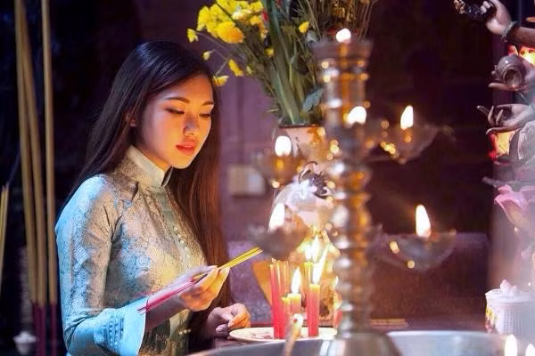 2. Phát tâm từ bi hỷ xả: Từ bi là lòng thương người, không chỉ thương người hoạn nạn, mà thương cả kẻ đã gây hoạn nạn cho ta. Bởi theo Luật nhân quả của đạo Phật thì “Nếu bạn gieo lòng tốt – Bạn sẽ gặp thân thiện, Nếu bạn gieo tha thứ – Bạn sẽ gặt hòa giải”.