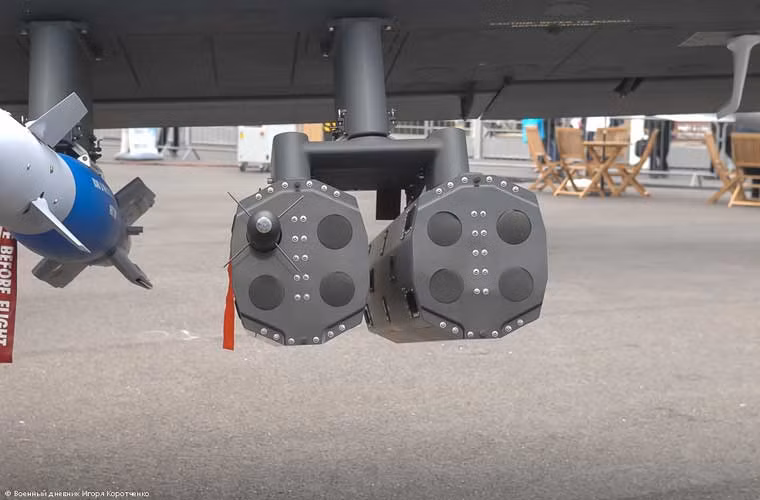 Giá số một mang hai cụm ống phóng (mỗi cụm 4 đạn) rocket có điều khiển Cirit.