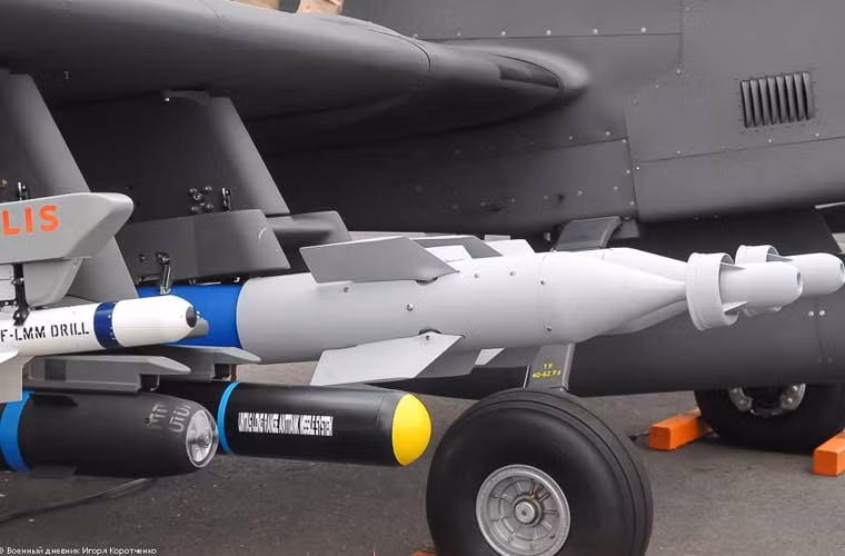 Ngay bên cạnh (giá thứ ba tính từ trái qua phải) là giá phóng mang hai bom dẫn đường GBU-58 Mk 81.