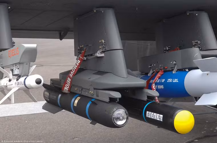 Dù chỉ là máy bay cường kích cải tiến trên cơ sở máy bay nông nghiệp nhưng sức mạnh của S2R-660 thực sự là rất khủng khiếp. Ảnh: giá phóng kết hợp lắp đạn tên lửa chống tăng Hellfire và UMTAS (giá giữa).