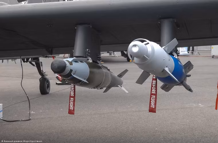 Ở phía cánh còn lại, hai giá số ba và hai (từ trái qua phải) mang bom dẫn đường GBU-12 Mk-82 và GBU-58 Mk 81.