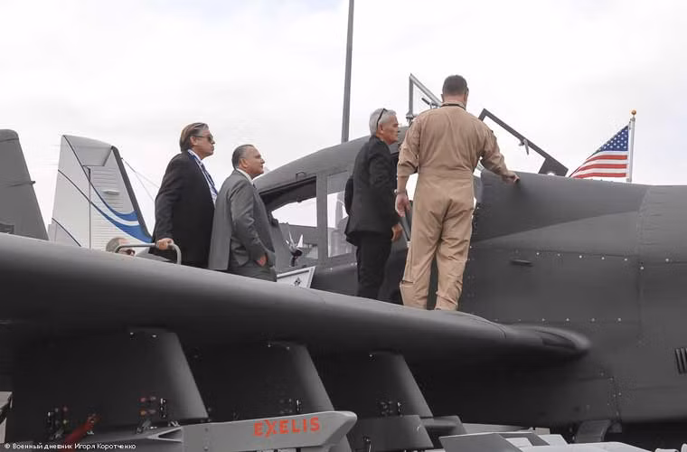 Cơ bản thì S2R-660 dựa trên khung thân cơ sở máy bay rải phân AT-802 nhưng được cải tiến ở một số phần để phù hợp cho hoạt động chiến đấu. Máy bay có chiều dài 11m, sải cánh 17,4m, có khả năng mang 2,1 tấn tải trọng ngoài, hoạt động cả ban ngày và ban đêm. Ảnh: quan chức các nước đang thăm quan buồng lái "máy bay rải phân chiến đấu" S2R-660.