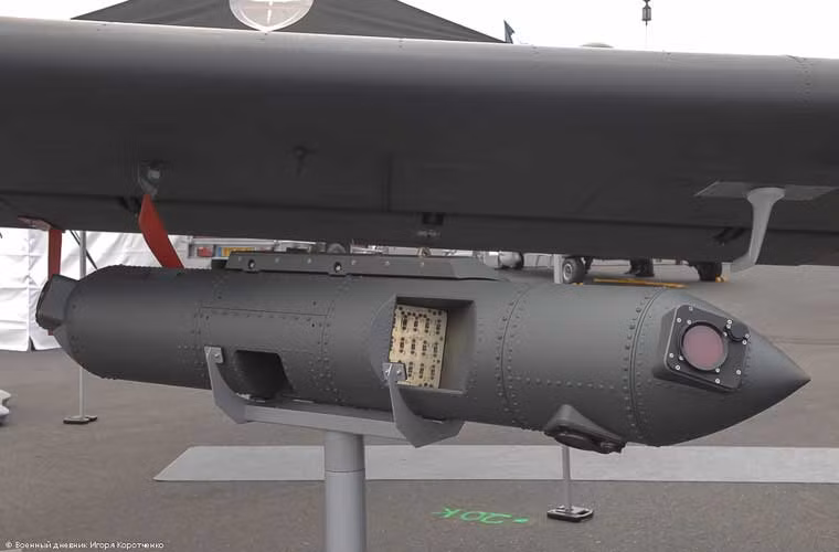 Các cảm biến thường được lắp trên giá treo dưới thân hoặc dưới cánh làm nhiệm vụ giám sát khu vực hoặc dẫn đường vũ khí.