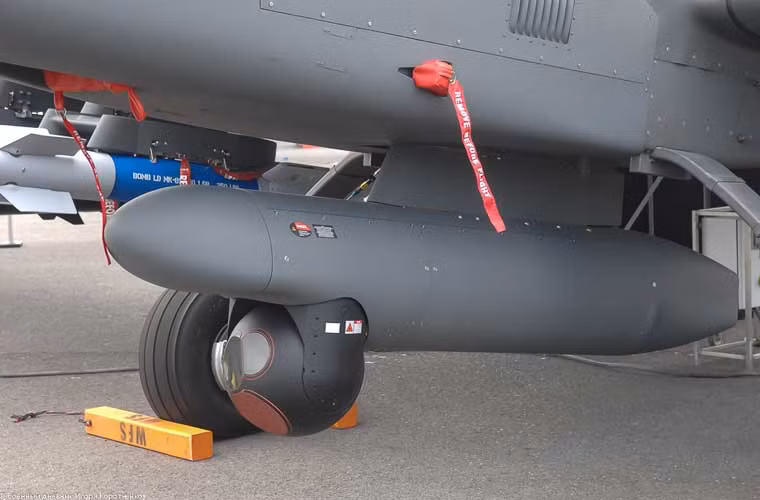 Để làm nhiệm vụ giám sát, chiến đấu với vũ khí có điều khiển, máy bay cường kích S2R-660 có khả năng tích hợp nhiều hệ thống ngắm bắn - giám sát tiên tiến. Ví dụ như cảm biến hồng ngoại/quang điện L3 Wescam MX-15 hoặc Star SAFIRE 380 HLD; cảm biến hiển thị hồng ngoại/quang điện Avalex AVM-4177...