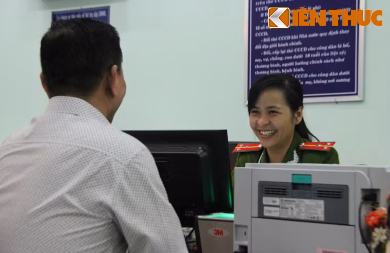 Trung tá Trần Đình Long khẳng định: "Đến cuối giờ chiều qua 3/1, mọi công tác chuẩn bị, cài đặt phần mềm cho việc cấp thẻ CCCD đã hoàn tất và trong buổi sáng làm việc đầu tiên hôm nay 4/1 mọi việc diễn ra trôi trảy..."