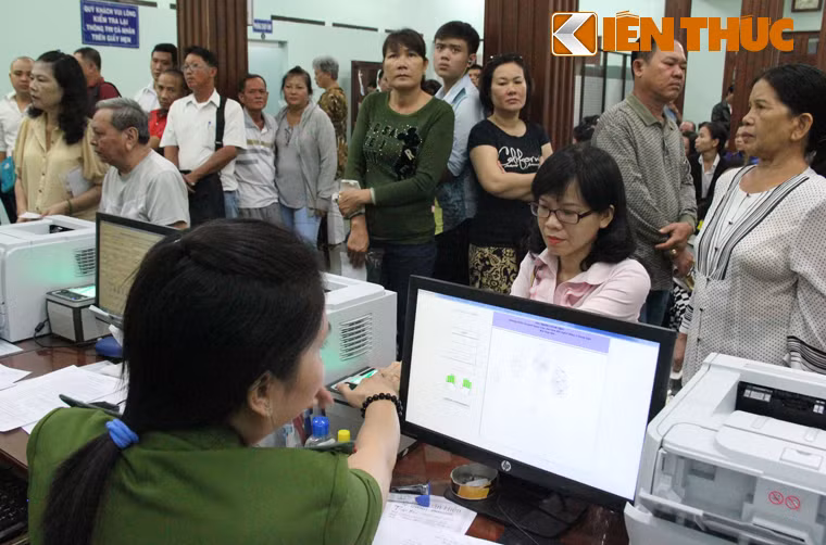 Mới gần 9h sáng, khu vực làm thủ tục cấp đổi thẻ CCCD tại PC64 đã đông nghịt người.