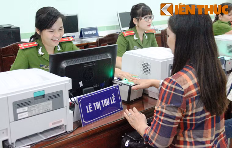 Nhiều cán bộ, chiến sĩ Đội đổi, cấp - Quản lý CMND và giấy tờ đi lại khác được tăng cường tối đa để phục vụ người dân. Dù đông đúc nhưng các cán bộ Công an vẫn hết sức nhiệt tình, niềm nở, luôn nở nụ cười khiến người dân vô cùng hài lòng.