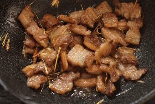 Tốt nhất bạn nên thêm nước mắm vào thịt trong khi nấu khoảng một phút trước khi tắt bếp để món ăn thêm đậm đà.