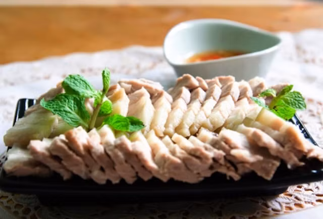 Mỗi món ăn bạn nên sử dụng một loại nước mắm khác nhau. Chẳng hạn, với thịt luộc bạn nên sử dụng nước mắm nguyên chất, không pha loãng.