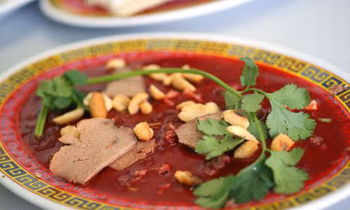 Tiết canh cũng lọt vào danh sách món ăn kinh dị nhất hành tinh trên báo nước ngoài. Họ miêu tả tiết canh là một hỗn hợp được tạo nên từ máu của vịt, ngỗng, lợn sau đó được rắc thêm đậu phộng (lạc), và thêm một ít rau thơm.