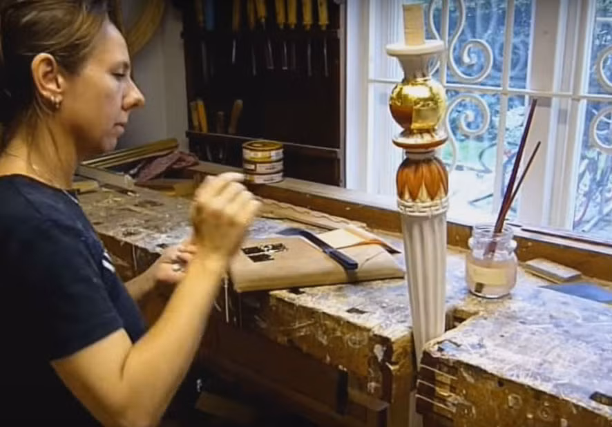 Cũng như nhiều món đồ khác, quá trình mạ vàng cho chiếc chân bàn ăn trải qua rất nhiều công đoạn tỉ mỉ của người thợ.