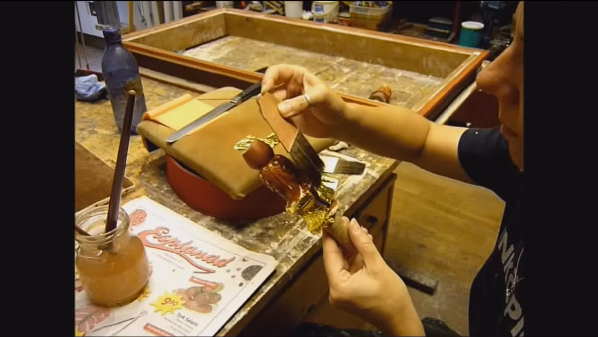 Sau đó lại tiến hành đặt từng miếng vàng dát vòng lên phía trên.