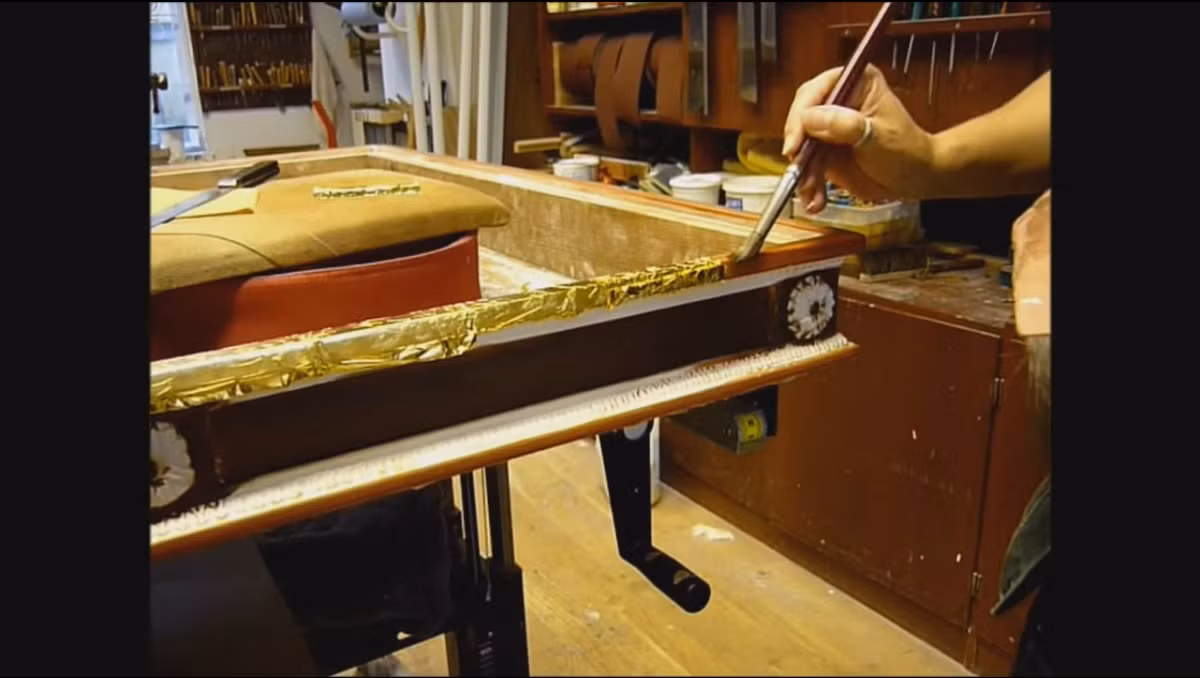 Công việc mất khá nhiều thời gian, đòi hỏi thao tác của người thợ phải vô cùng chính xác.