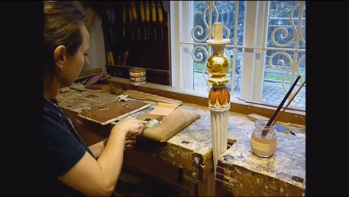 Công việc đầu tiên là cạo và làm sạch mọi vết gỉ, bụi bẩm bám trên chân bàn ăn.