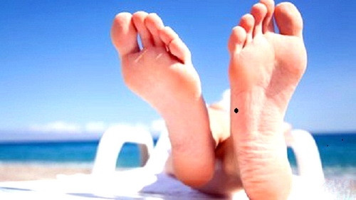 Người có nốt ở mép bàn chân thường khá vất vả. Vì cuộc sống mưu sinh họ phải chạy đôn chạy đáo khắp nơi.