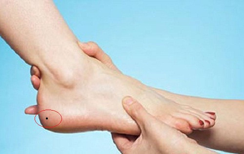 Nốt ruồi ở gót chân được coi là nốt ruồi phú quý. Những người này có tài lãnh đạo nên khá thành công trong sự nghiệp.