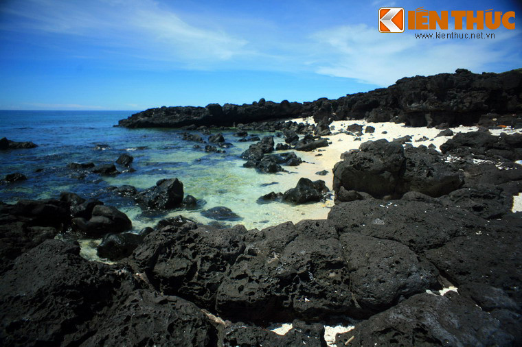 Điều độc đáo đầu tiên của đảo Bé Lý Sơn là cảnh quan đặc trưng hiếm có của đường bờ biển với những bãi đá đen bóng, muôn hình muôn vẻ.