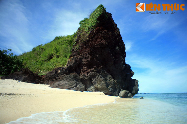 Vách đá nham thạch dựng đứng này là Hòn Đụn, một khung cảnh kỳ vĩ khiến du khách không khỏi choáng ngợp khi chứng kiến.