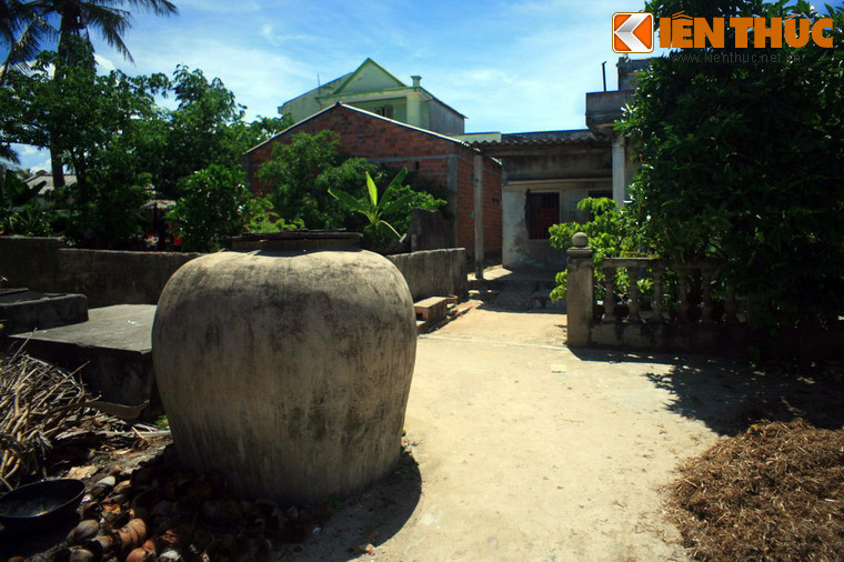 Khi đi dạo quanh các khu dân cư của đảo Bé, du khách sẽ nhận ra một nét độc đáo nữa của hòn đảo này, đó là sự hiện diện của những chiếc lu nước khổng lồ, to hơn nhiều lần loại lu thường được dùng trong đất liền.