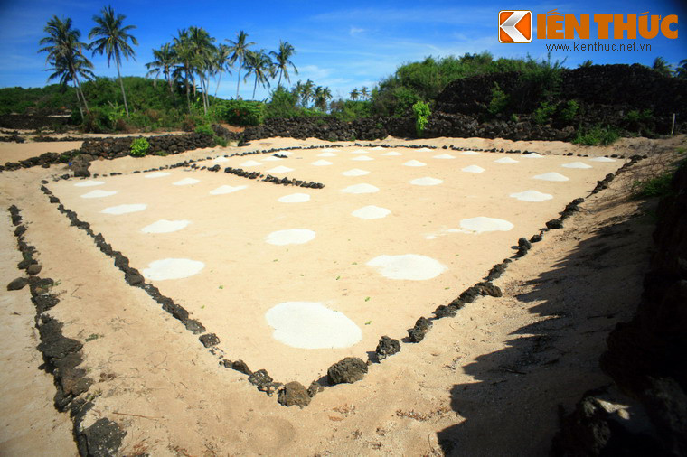 Để thuận tiện cho việc canh tác, người dân nơi đây đã san phẳng bề mặt các thửa ruộng, tạo nên nhiều tầng ruộng có diện tích và độ cao khác nhau. Thành các thửa ruộng được gia cố bằng đá nham thạch và san hô - những vật liệu tự nhiên có rất nhiều trên đảo.