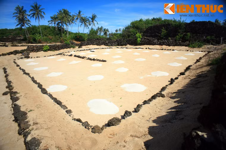 Để thuận tiện cho việc canh tác, người dân nơi đây đã san phẳng bề mặt các thửa ruộng, tạo nên nhiều tầng ruộng có diện tích và độ cao khác nhau. Thành các thửa ruộng được gia cố bằng đá nham thạch và san hô - những vật liệu tự nhiên có rất nhiều trên đảo.