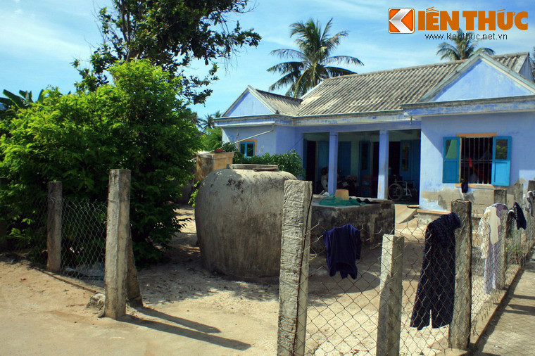 Từ năm 2012, nhà máy lọc nước biển thành nước ngọt đã hoạt động trên đảo Bé nhưng vẫn không đủ phục vụ nhu cầu người dân. Vì vậy những chiếc lu khổng lồ vẫn là vật dụng quan trọng đối với cư dân trên hòn đảo du lịch này.