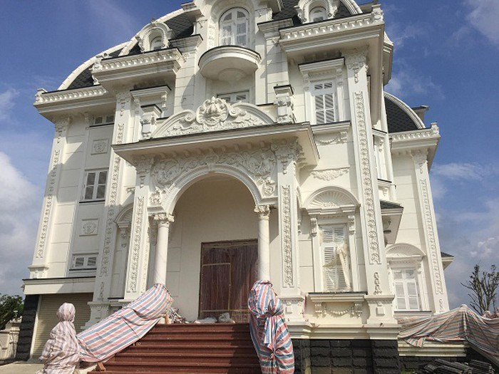 Căn biệt thự quy mô lớn khiến nhiều người tò mò không biết chủ nhà, một cụ bà bán rau, lấy tiền đâu ra để xây dựng? Không tiết lộ chính xác phải bỏ ra bao nhiêu nhưng bà Loan tiết lộ, tiền xây nhà được dùng từ tiền bà tích góp cả đời, cộng thêm doanh thu từ việc kinh doanh của con trai bà, một doanh nhân thành đạt trong miền Nam.