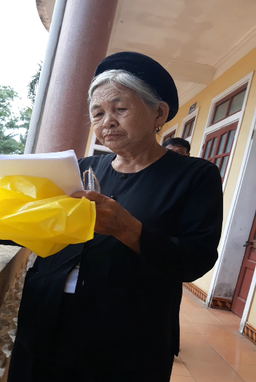 Theo tìm hiểu, căn biệt thự này thuộc sở hữu của bà Từ Thị Loan (78 tuổi, người dân xã Mai Phụ). Được biết, chồng bà Loan là liệt sỹ. Một mình bà nuôi 3 người con khôn lớn. Cụ bà sống giản dị, thường ngày vẫn mang rau từ nhà ra chợ bán.