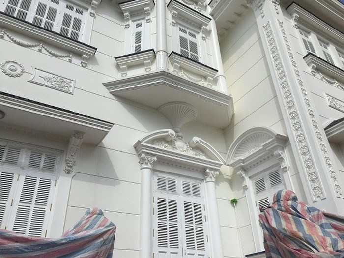 Để xây dựng được căn biệt thự này, bà Loan đã mua thêm 8 lô đất khác. Tổng diện tích của dinh thự này ước chừng lên tới gần 5.000m2. Trong đó gần 3.000m2 được dùng vào việc xây dựng hồ sinh thái.