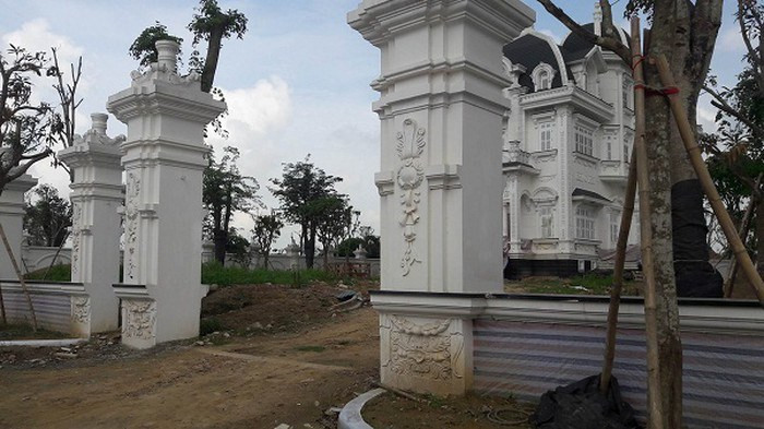 Xung quanh khu nhà được xây một hệ thống tường rào chắc chắn với những chiếc cột trụ to, hoa văn tinh xảo. Được biết, chủ nhà đã thuê đội ngũ thợ thi công từ Huế, Thanh Hóa và một số nơi khác đến để xây dựng và trang trí công trình.