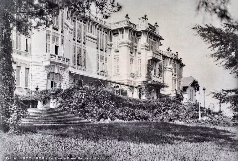 Khách sạn Lang-bian Palace, khánh thành năm 1922, nay là khách sạn 5 sao Dalat Palace.