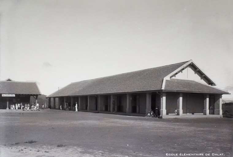Trường Tiểu học Đà Lạt, nay là trường tiểu học Đoàn Thị Điểm trên đường Nam Kỳ Khởi Nghĩa.
